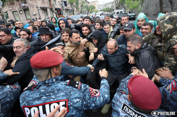 В Ереване начались задержания участников протестных акций неповиновения 