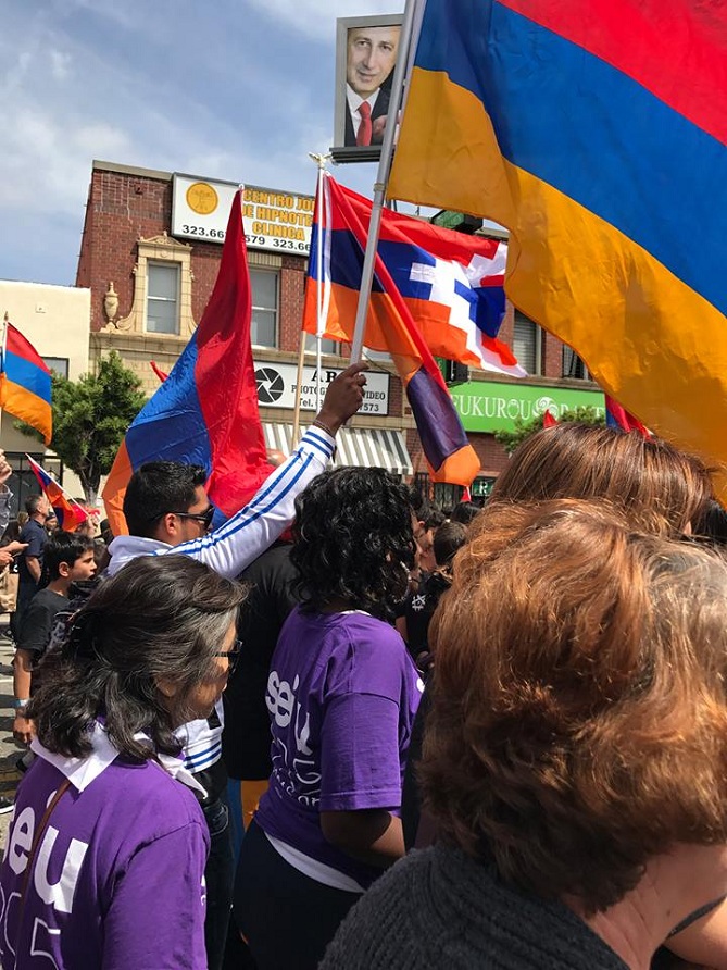 Шествие по случаю 102-ой годовщины Геноцида армян в районе Лос-Анджелеса -1