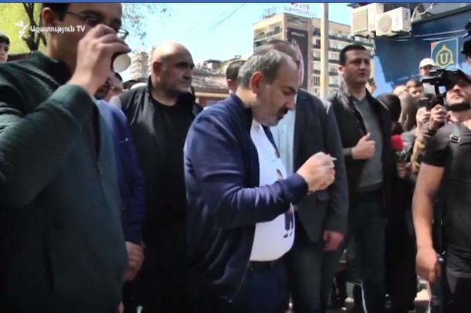Пашинян: граждане вновь перекрыли проспект Маштоца (LIVE) Пашинян: граждане вновь перекрыли проспект Маштоца (LIVE)