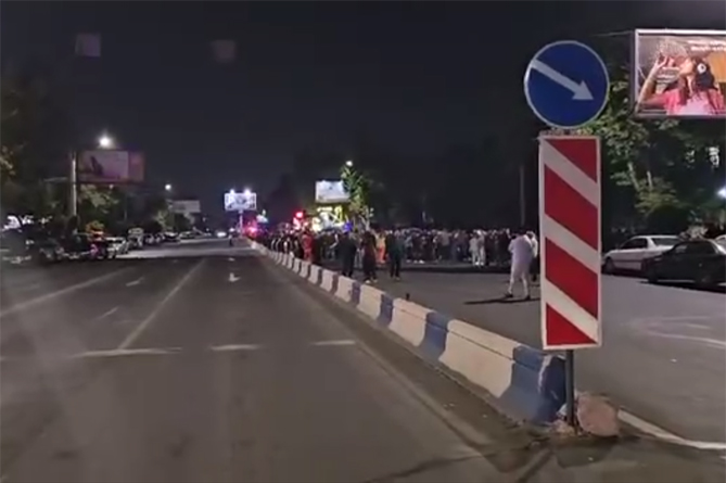 Граждане, собравшиеся у суда в Ереване, где идет разбирательство по делу о похищении сына Пашиняна, перекрыли проспект Аршакуняц