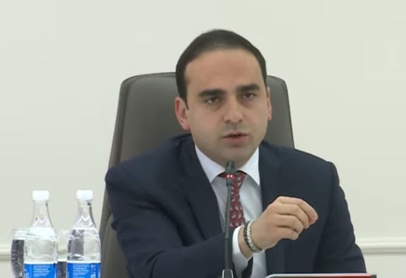 Պետական համակարգում կան անձինք, որոնք սպասարկում են կայանատեղիների ապօրինի կազմակերպումը․ Ավինյանն առաջարկել է գործընթացը բերել օրինական դաշտ