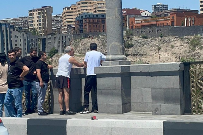 Քաղաքացին փորձում է նետվել «Հաղթանակ» կամրջից