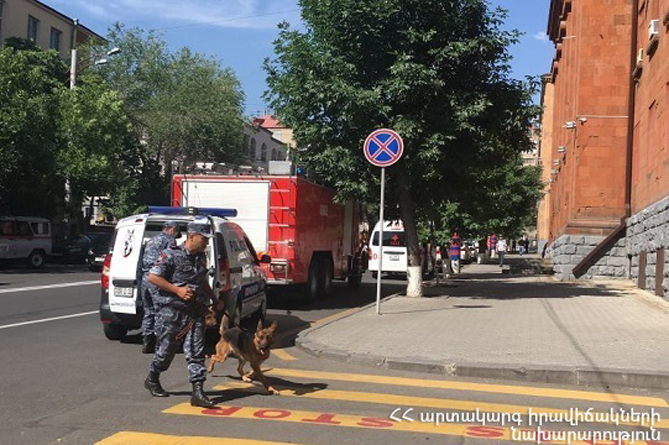 Сигнал о бомбе, заложенной у здания полиции в Ереване, оказался ложным