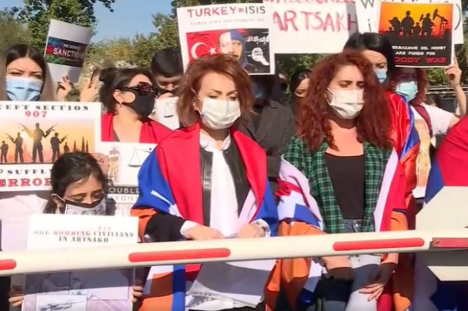 Арцахские женщины и дети проводят акцию протеста перед Посольством США в Армении