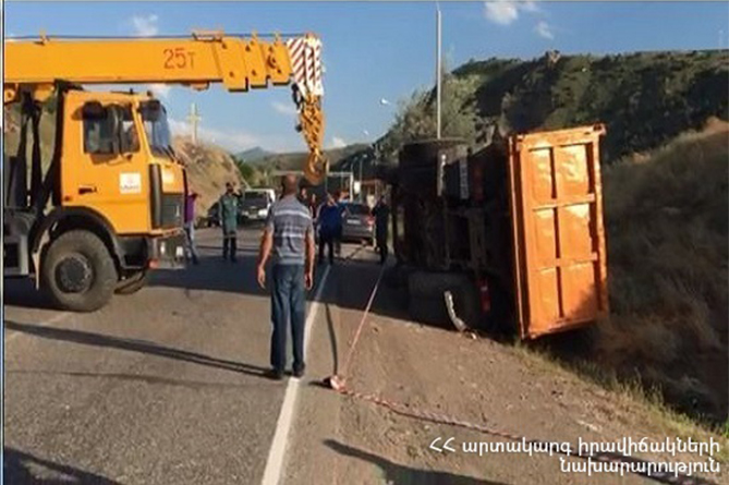 Грузовик перевернулся на Мегринской трассе в Армении (ВИДЕО)