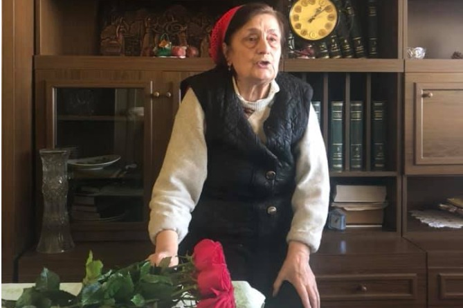 Բացառիկ հայուհի. Ժանետա տատիկը մի քանի տարի է զինվորների համար բրդյա գուլպաներ է գործում (ՖՈՏՈ)