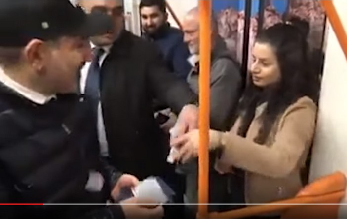 Փաշինյանը մետրոյում բուկլետ է տալիս մի աղջկա, իսկ նա պատռում է այն. վարչապետը մեկնաբանել է միջադեպը (ՎԻԴԵՈ) Փաշինյանը մետրոյում բուկլետ է տալիս մի աղջկա, իսկ նա պատռում է այն. վարչապետը մեկնաբանել է միջադեպը (ՎԻԴԵՈ)