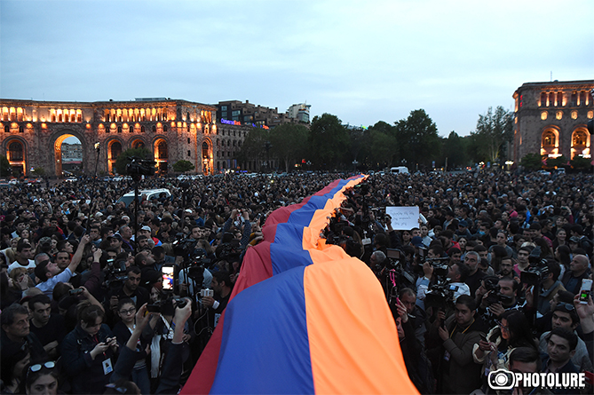 "Бархатная революция" в Армении: взгляд на события год спустя (ФОТО) "Бархатная революция" в Армении: взгляд на события год спустя (ФОТО)