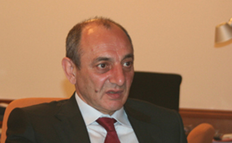 Действующий глава Карабаха уверенно побеждает на президентских выборах
