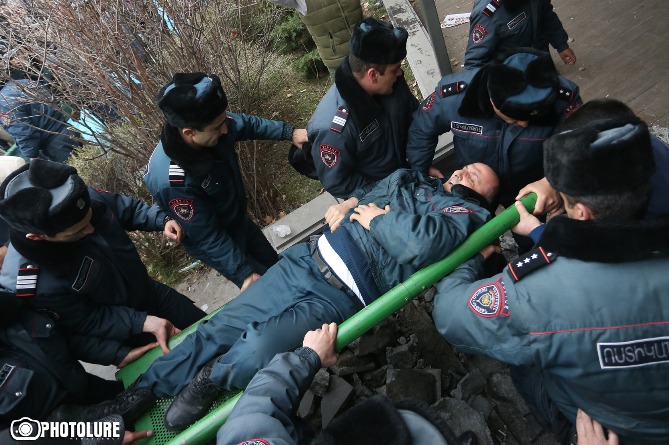 Ситуация у здания Оперного театра в центре Еревана снова обострилась: демонтаж продолжился Ситуация у здания Оперного театра в центре Еревана снова обострилась: демонтаж продолжился