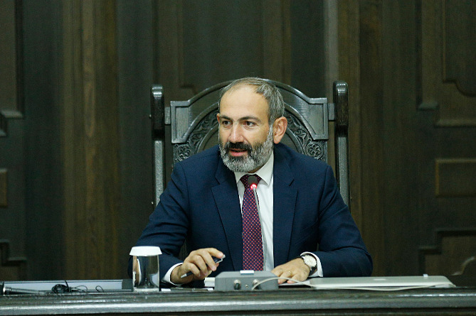 Կառավարության շենքի դիմաց վարչապետը լսում է քաղաքացիների բողոքներն ու ընդունում նրանց նամակները