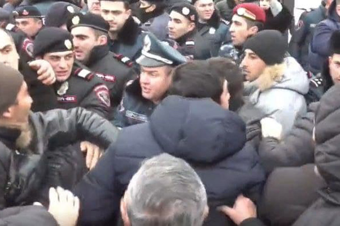 "Двоевластие в Паракаре": произошли столкновения демонстрантов с полицией. Есть задержанные "Двоевластие в Паракаре": произошли столкновения демонстрантов с полицией. Есть задержанные