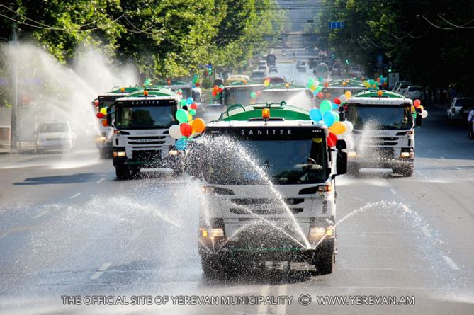 Парад поливальных машин в Ереване