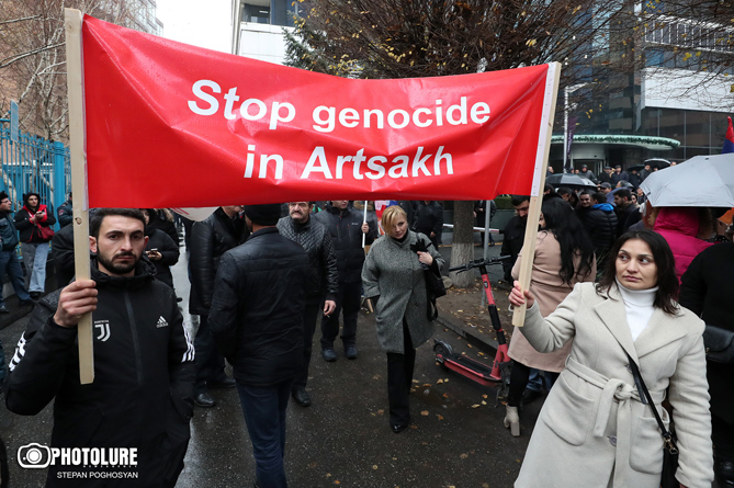 Участники шествия в поддержку Арцаха потребовали от ООН, Франции, России и США разрешить ситуацию в Лачинском коридоре (ФОТО) Участники шествия в поддержку Арцаха потребовали от ООН, Франции, России и США разрешить ситуацию в Лачинском коридоре (ФОТО)