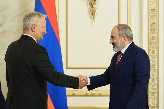 Вопрос статуса Карабаха не решен, его надо урегулировать в рамках МГ ОБСЕ: Пашинян - послу ФРГ