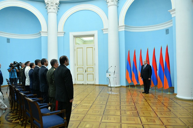 Նախագահը բարձրագույն կոչումներ է շնորհել Արթուր Վանեցյանին, Վալերիյ Օսիպյանին և այլ պաշտոնատար անձանց (ՎԻԴԵՈ) Նախագահը բարձրագույն կոչումներ է շնորհել Արթուր Վանեցյանին, Վալերիյ Օսիպյանին և այլ պաշտոնատար անձանց (ՎԻԴԵՈ)