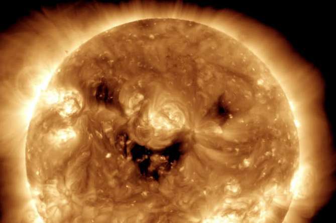 NASA опубликовала фотографию «улыбающегося» Солнца