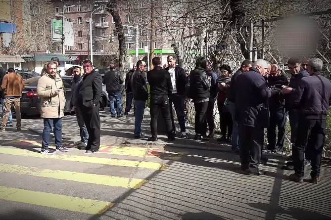 Ударивший депутата от правящей фракции парламентарий Мгер Саакян задержан. В Ереване проходит акция поддержки (ВИДЕО) Ударивший депутата от правящей фракции парламентарий Мгер Саакян задержан. В Ереване проходит акция поддержки (ВИДЕО)