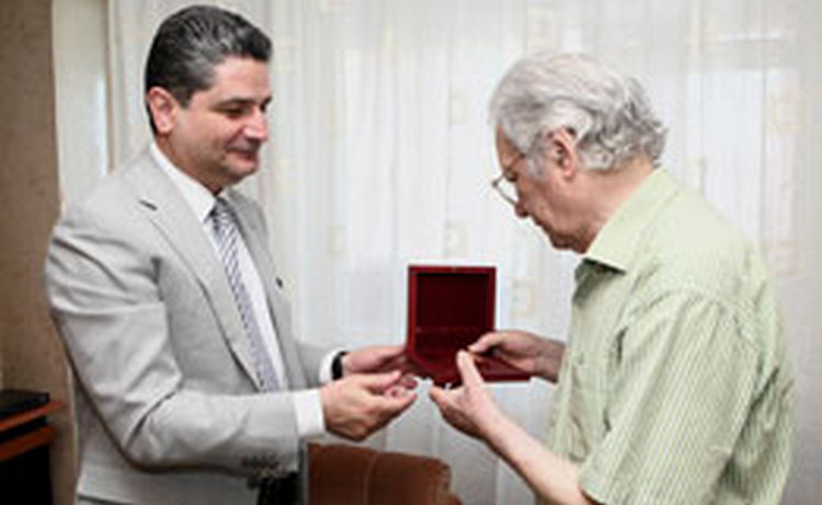 Премьер Армении вручил известному поэту и сатирику Арамаису Саакяну памятную медаль главы правительства