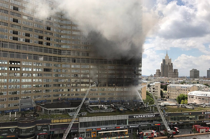 Высотка горит в Москве (ВИДЕО)