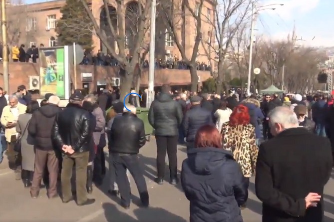 Митинг оппозиции с требованием отставки Пашиняна проходит в Ереване (LIVE) Митинг оппозиции с требованием отставки Пашиняна проходит в Ереване (LIVE)