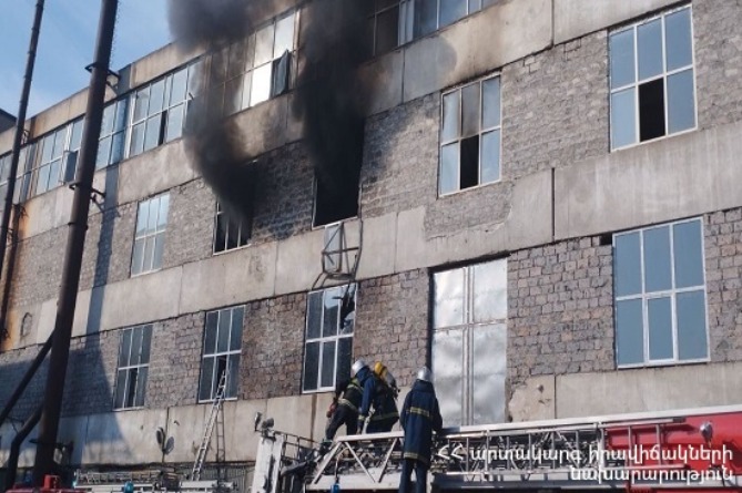 В Ереване полыхал "кофейный завод" В Ереване полыхал "кофейный завод"