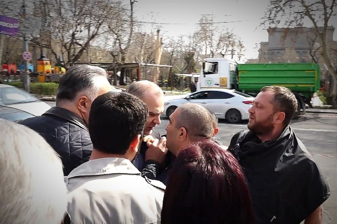 Акция протеста против вырубки деревьев прошла в Ереване. Не обошлось без инцидента (ВИДЕО) Акция протеста против вырубки деревьев прошла в Ереване. Не обошлось без инцидента (ВИДЕО)