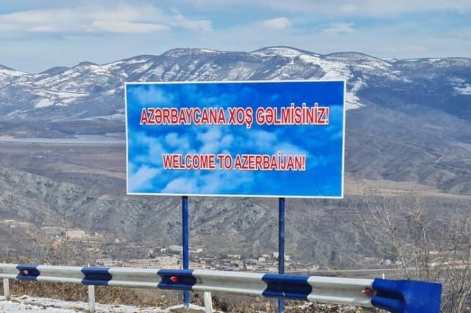 На дорогах на юге Армении установлены азербайджанские флаги и знак «Добро пожаловать в Азербайджан»: Омбудсмен бьет тревогу (ФОТО)