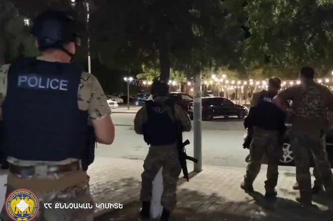 Инцидент с вторжением мужчины в мэрию Масиса назвали терактом, ведется следствие (ВИДЕО) Инцидент с вторжением мужчины в мэрию Масиса назвали терактом, ведется следствие (ВИДЕО)