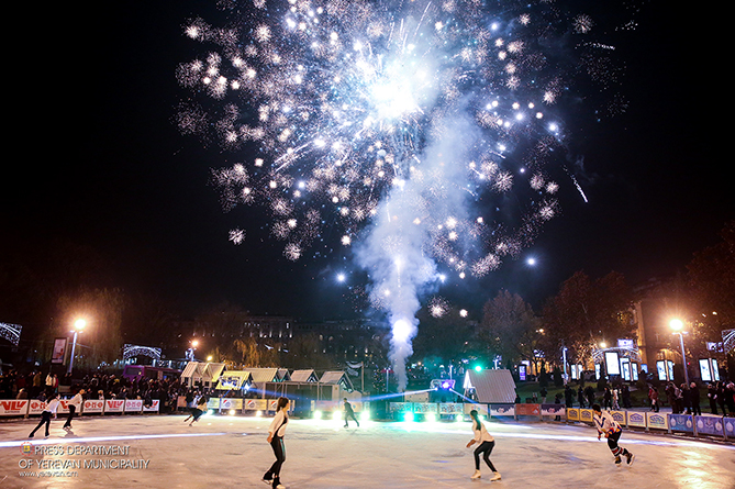 Зимний сезон на катке на Лебедином озере объявлен открытым 