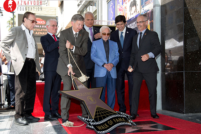Звезда Шарля Азнавура "зажглась" на "Аллее славы" в Голливуде (ФОТО)