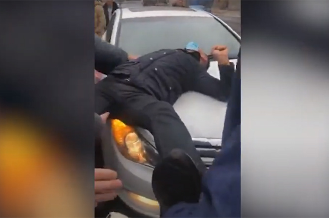 Один из митингующих сломал ногу во время акции протеста на проспекте Мясникяна в Ереване (ВИДЕО) Один из митингующих сломал ногу во время акции протеста на проспекте Мясникяна в Ереване (ВИДЕО)