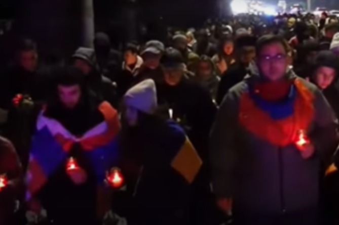 Арцахцы в Ереване идут шествием в Ераблур Арцахцы в Ереване идут шествием в Ераблур
