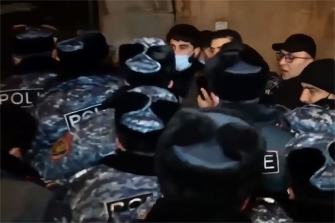 Երևանում բողոքի ակցիայի ժամանակ ոստիկանը ոտքի կոտրվածք է ստացել. ձերբակալվել է 32-ամյա տղամարդ (ՎԻԴԵՈ) Երևանում բողոքի ակցիայի ժամանակ ոստիկանը ոտքի կոտրվածք է ստացել. ձերբակալվել է 32-ամյա տղամարդ (ՎԻԴԵՈ)