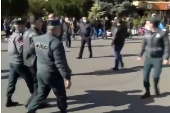 Полиция Армения начала подвергать приводу собравшихся на митинг в Ереване, в том числе Шармазанова (LIVE) Полиция Армения начала подвергать приводу собравшихся на митинг в Ереване, в том числе Шармазанова (LIVE)