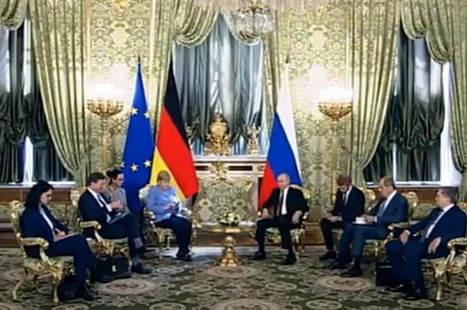 Курьез на встрече Меркель с Путиным: в сети гадают - кто же позвонил канцлеру? (ВИДЕО) Курьез на встрече Меркель с Путиным: в сети гадают - кто же позвонил канцлеру? (ВИДЕО)