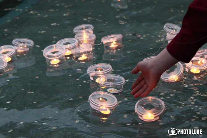 Зажжение свечей в Ереване в память жертв Геноцида армян