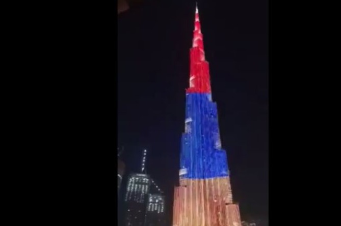 Знаменитые небоскребы ОАЭ окрасились в цвета армянского триколора (ВИДЕО)