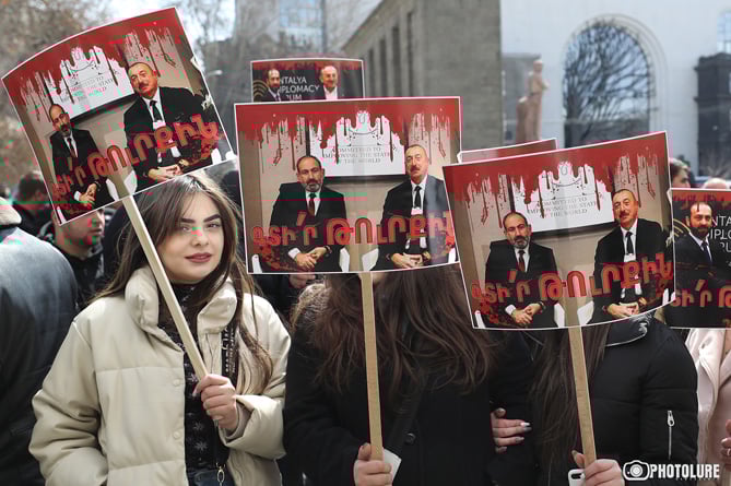 В Ереване протестуют против мирного соглашения с Азербайджаном и диалога с Турцией