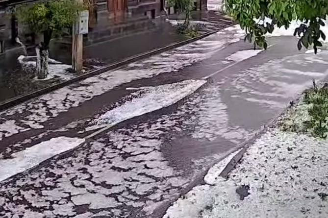   Ливень с градом обрушились на Гюмри (ВИДЕО)