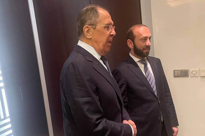 Лавров и Мирзоян проводят встречу в Душанбе Лавров и Мирзоян проводят встречу в Душанбе