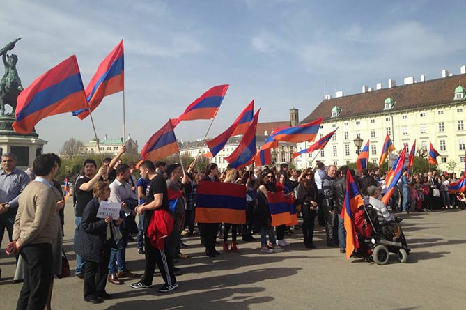 Армяне провели акцию перед зданием ОБСЕ в Вене, протестуя против "бессмысленного заседания"