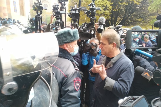 Требующие отставки Пашиняна в знак протеста бросили 10-драмовые монетки перед зданием правительства (ВИДЕО)