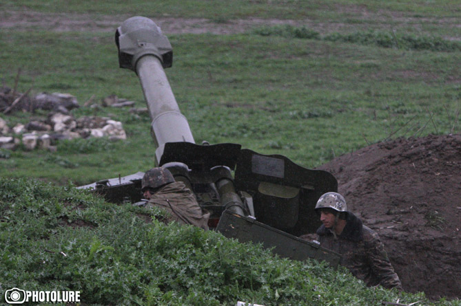 Азербайджанцы расстреливают своих военнослужащих, отступающих под ударами карабахской армии