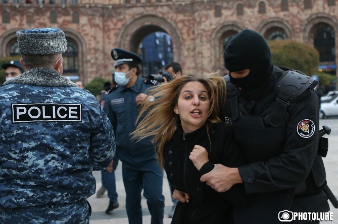 В Армении разрешили проведение митингов, несмотря на военное положение В Армении разрешили проведение митингов, несмотря на военное положение