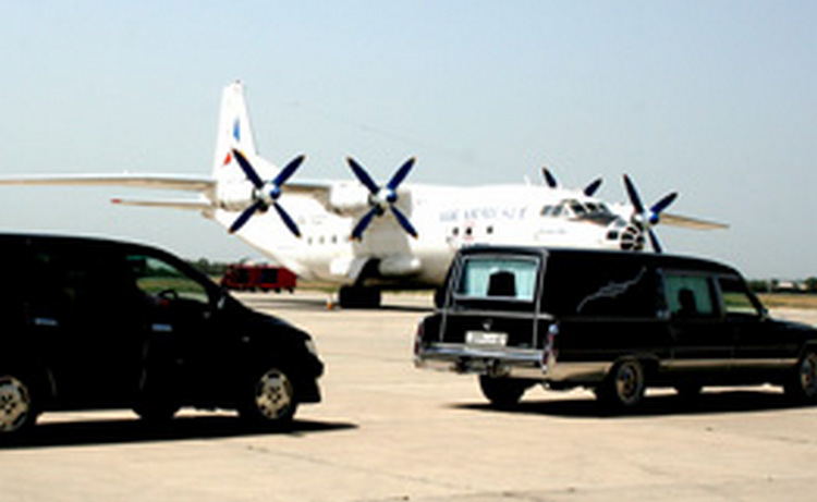 Траурный кортеж с останками погибших в авиакатастрофе ТУ-154 в Ереване сопровождает полиция и медики
