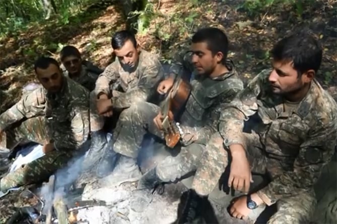 Армейские будни под гитару: защитники родины на передовой в Арцахе – затишье между боями (ВИДЕО) Армейские будни под гитару: защитники родины на передовой в Арцахе – затишье между боями (ВИДЕО)