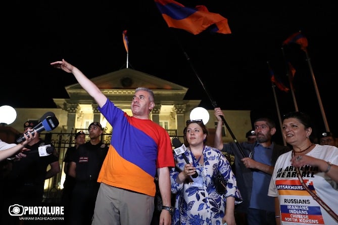 Ընդդիմությունը նստացույց է կազմակերպել նախագահական նստավայրի մոտ, աջակիցները գիշերը անցկացրել են Բաղրամյան պողոտայում Ընդդիմությունը նստացույց է կազմակերպել նախագահական նստավայրի մոտ, աջակիցները գիշերը անցկացրել են Բաղրամյան պողոտայում