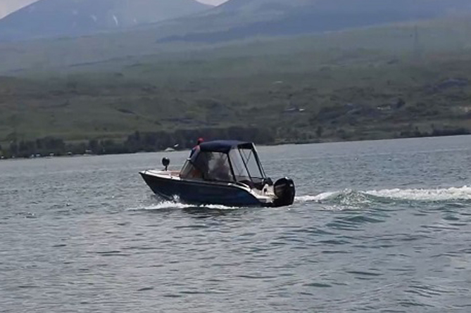   На Севане спасатели помогли двоим гражданам добраться до берега 