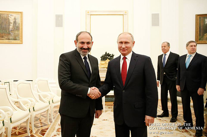 Премьер Армении провел телефонный разговор с Владимиром Путиным